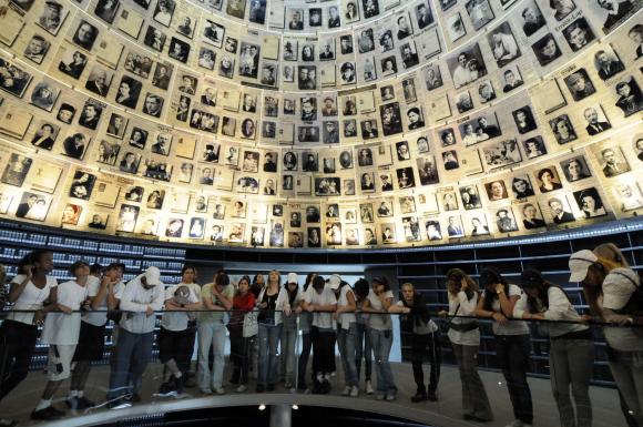 Remembrance holocaust essay